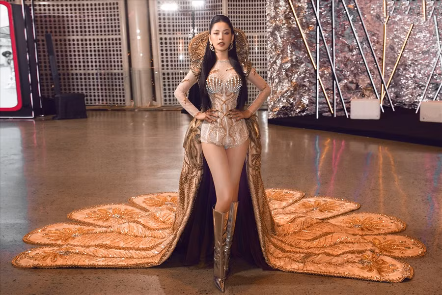 Ekip đã dành 1.000 giờ đồng hồ để tạo nên bộ trang phục lộng lẫy. Với vóc dáng thon gọn, Chi Pu không khó để chinh phục thiết kế độc đáo này.