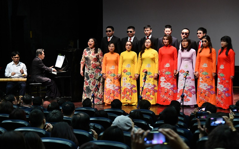 Tiết mục biểu diễn của hợp ca Hy vọng trong chương trình tổ chức tại Trung tâm văn hóa Pháp.