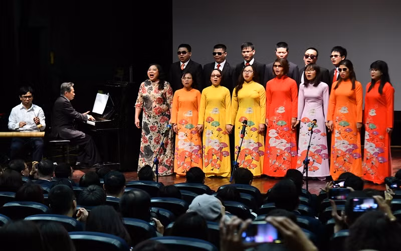 Tiết mục biểu diễn của hợp ca Hy vọng trong chương trình tổ chức tại Trung tâm văn hóa Pháp.