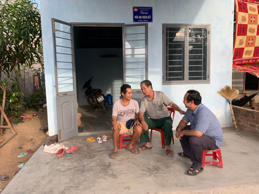 Cán bộ MTTQ Việt Nam phường Đoàn Kết, thị xã Ayun Pa thăm gia đình anh Nay Krông (bìa trái). Ảnh: Vũ Chi 