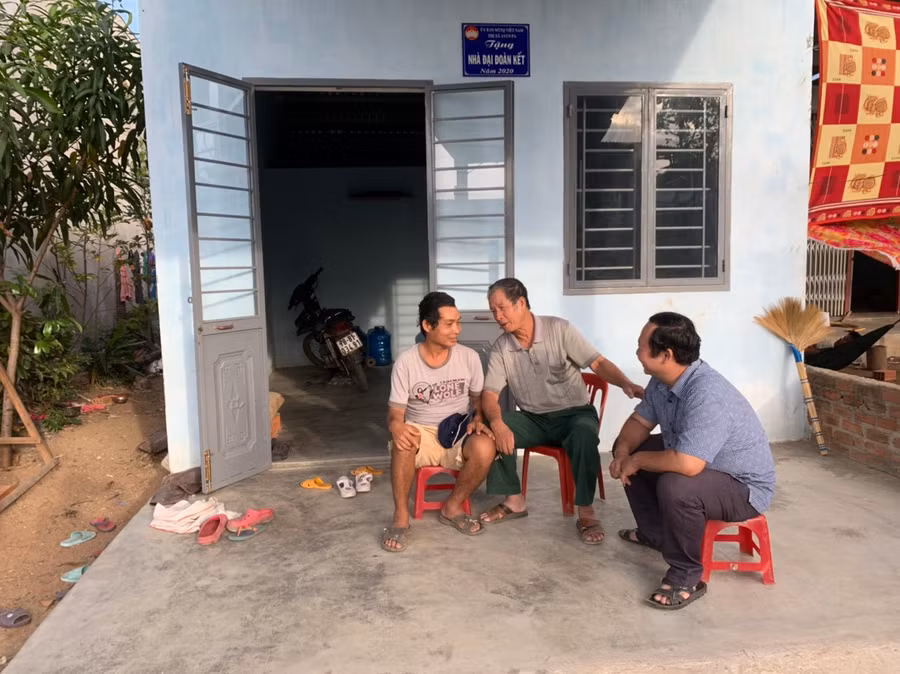 Cán bộ MTTQ Việt Nam phường Đoàn Kết, thị xã Ayun Pa thăm gia đình anh Nay Krông (bìa trái). Ảnh: Vũ Chi 