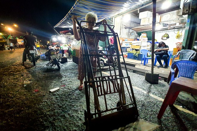 Bà Mai Thị Bốn mưu sinh ở chợ đầu mối Thủ Đức ẢNH: PHẠM THU NGÂN