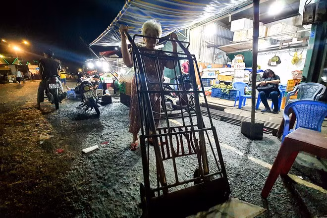 Bà Mai Thị Bốn mưu sinh ở chợ đầu mối Thủ Đức ẢNH: PHẠM THU NGÂN