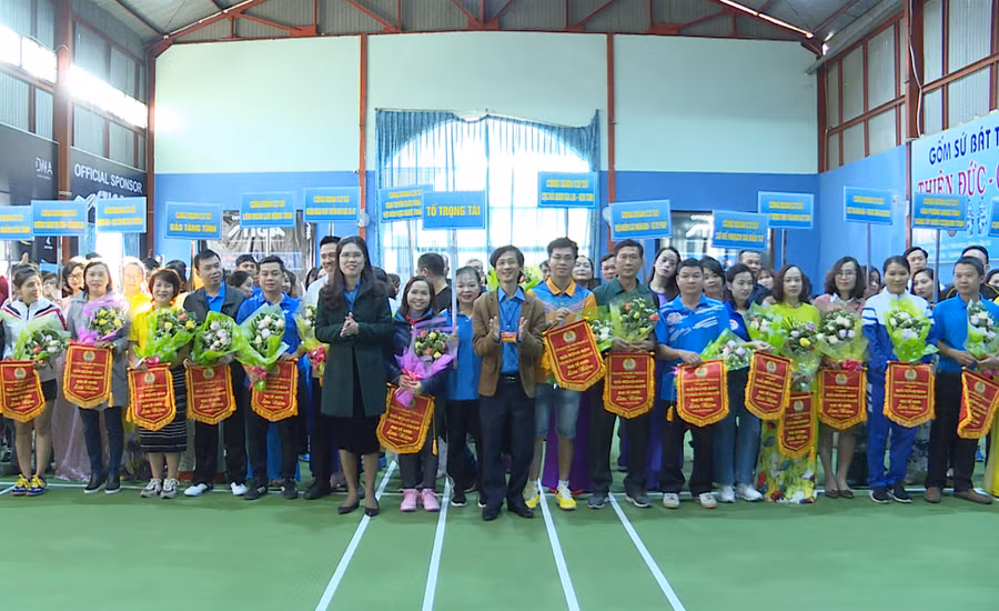 Lãnh đạo Liên đoàn Lao động và Công đoàn Viên chức tỉnh Gia Lai tặng hoa, cờ lưu niệm cho các đoàn VĐV tham gia giải. Ảnh: Thiên Di