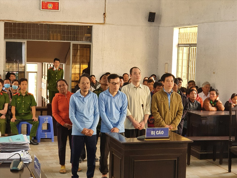 Các bị cáo nghe HĐXX tuyên án. Ảnh: Bảo Trung