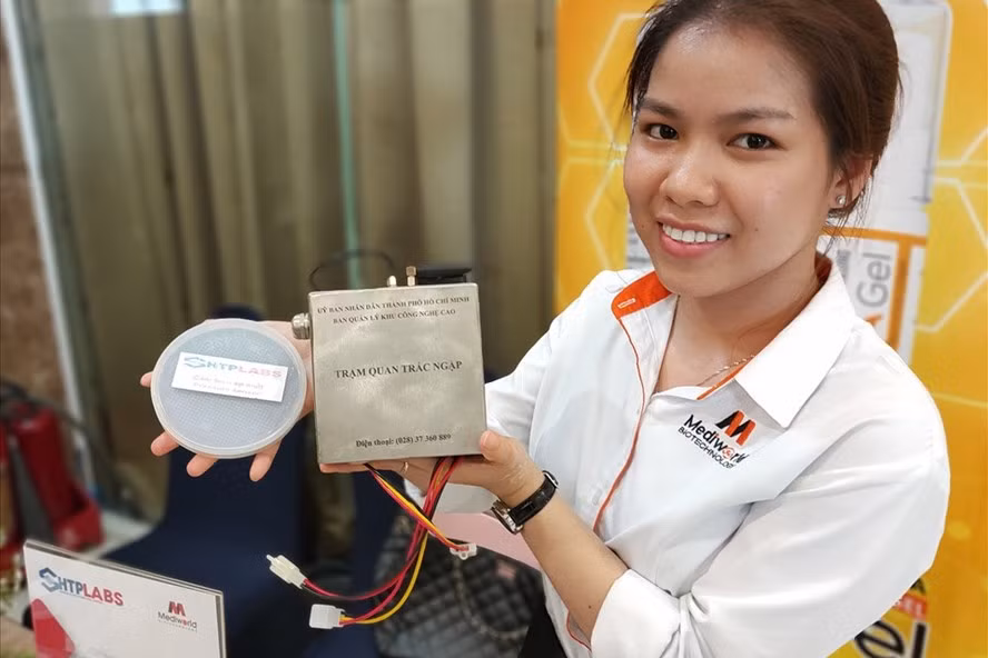 Cảm biến chống ngập ứng dụng cho việc triển khai đô thị thông minh tại TPHCM do SHTPLab nghiên cứu và chế tạo. Ảnh: Thế Lâm.