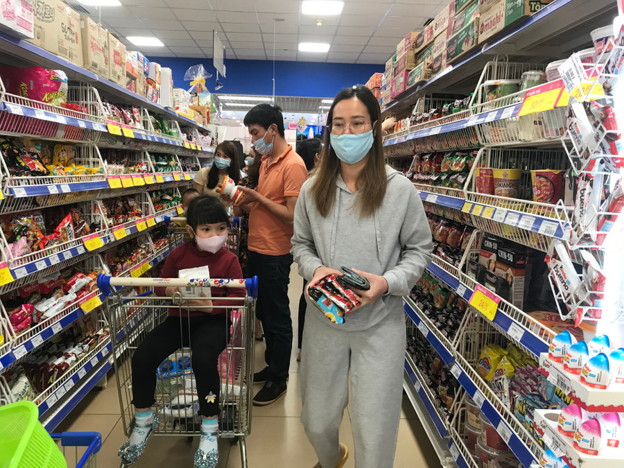 1.Tại Siêu thị Co.op Mart Pleiku, lượng người đến mua sắm tăng rất mạnh, chủ yếu là mua sắm các mặt hàng phòng dịch và nhu yếu phẩm như mì tôm, bún, phở, dầu ăn, thực phẩm tươi sống. 