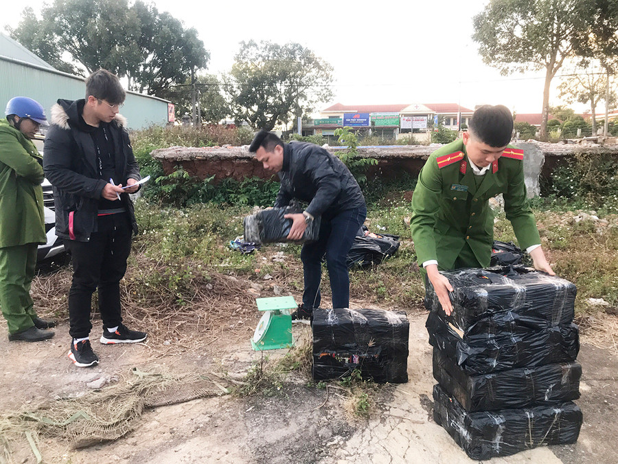 Lực lượng Công an thu giữ 180 kg pháo hoa nổ. Ảnh: Văn Ngọc  Lực lượng Công an đã thu giữ 180 kg pháo nổ. Ảnh: Văn Ngọc