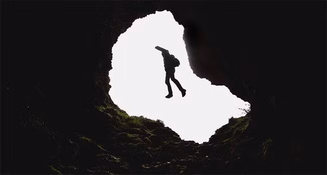 Sự phân bố mật độ vật chất của Trái Đất khiến cho trọng lực thực ra không đổi nhiều.