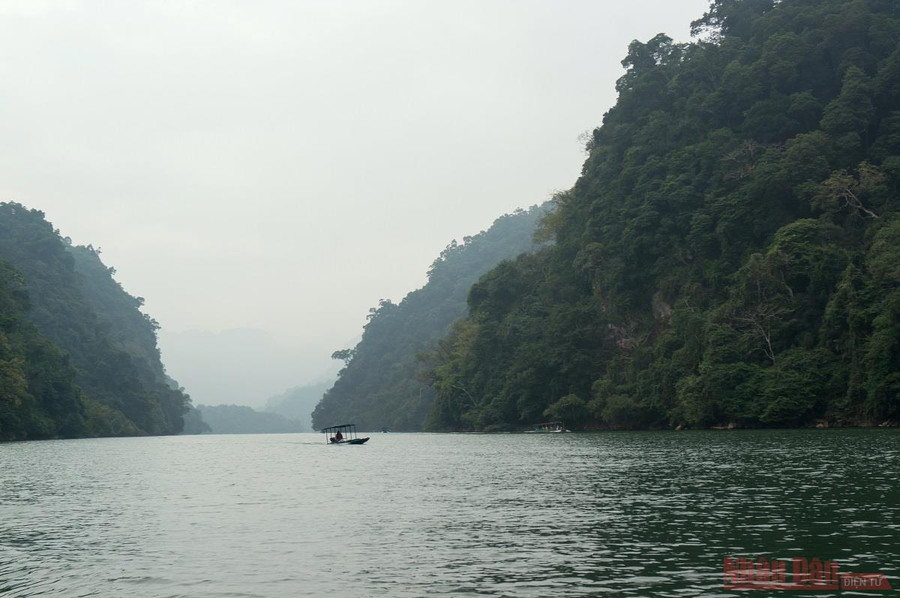 Giữa hùng vĩ của đại ngàn, hồ Ba Bể khoác lên mình một nét duyên dáng, mềm mại, hòa quyện cùng trời đất, núi rừng bao quanh. Giữa hùng vĩ của đại ngàn, hồ Ba Bể khoác lên mình một nét duyên dáng, mềm mại, hòa quyện cùng trời đất, núi rừng bao quanh.