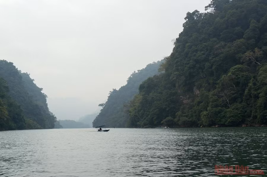 Giữa hùng vĩ của đại ngàn, hồ Ba Bể khoác lên mình một nét duyên dáng, mềm mại, hòa quyện cùng trời đất, núi rừng bao quanh.