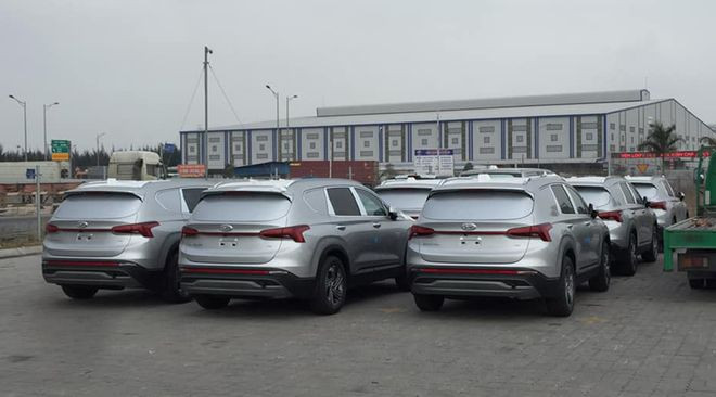 Phía sau của những chiếc xe mới được bịt kín, cho thấy đây là phiên bản dành cho các ngân hàng Phía sau của những chiếc xe mới được bịt kín, cho thấy đây là phiên bản dành cho các ngân hàng