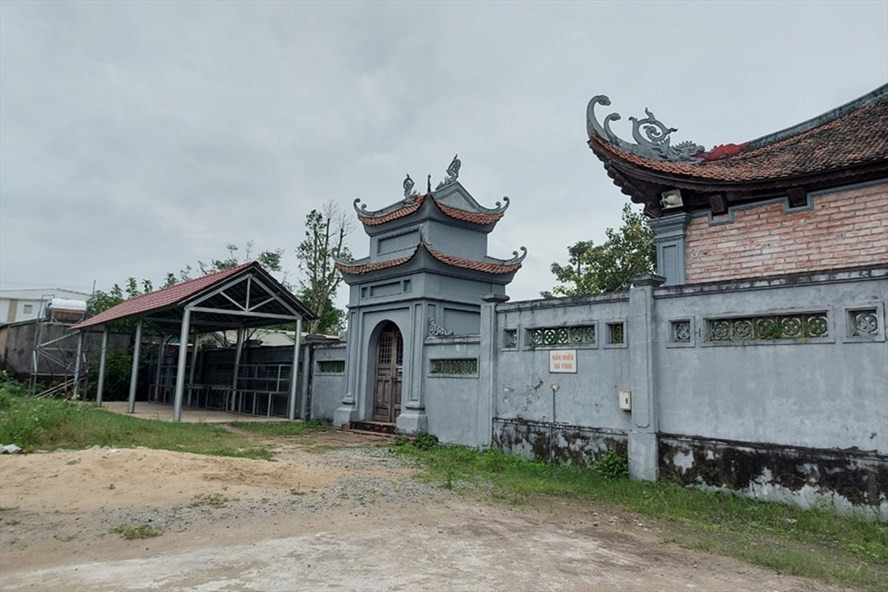 Với lý do Văn Miếu xây xong mấy năm mà chưa có đường vào, Hà Tĩnh vừa quyết định chi thêm 50 tỉ làm đường. Ảnh Trần Tuấn Với lý do Văn Miếu xây xong mấy năm mà chưa có đường vào, Hà Tĩnh vừa quyết định chi thêm 50 tỉ làm đường. Ảnh Trần Tuấn