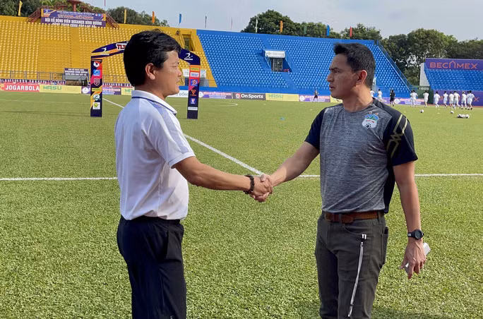 HLV Kiatisuk bắt tay với người bạn cũ Nguyễn Văn Sỹ