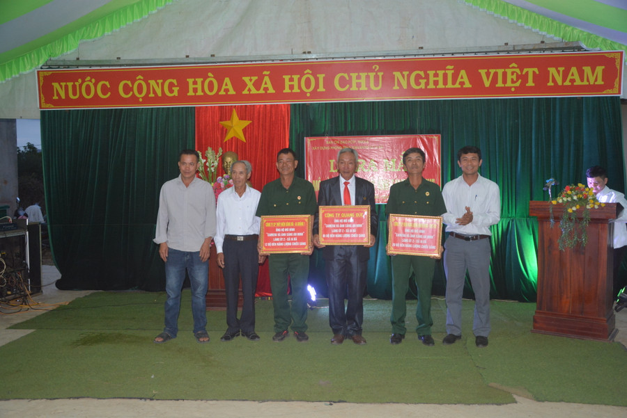 Các doanh nghiệp tặng bóng đèn năng lượng mặt trời cho bà con làng Út 2