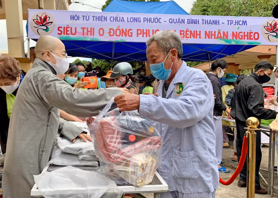  “Siêu thị 0 đồng” góp phần chia sẻ phần nào khó khăn với bệnh nhân nghèo, đồng bào dân tộc thiểu số. Ảnh: Như Nguyện