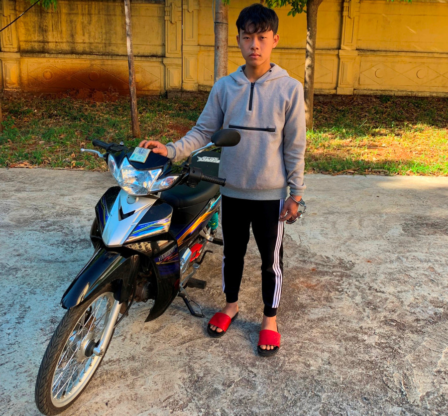 Đối tượng Trần Quang Vinh cùng chiếc xe dùng để gây án. Ảnh: Văn Ngọc Vinh cùng chiếc xe dùng để gây án. Ảnh: Văn Ngọc