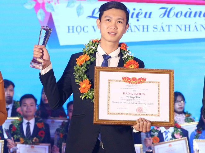 Nguyễn Văn Lợi nhận danh hiệu 'Sinh viên 5 tốt' cấp T.Ư năm 2020 ẢNH: CTV