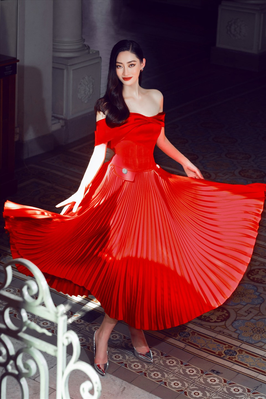 Hình ảnh Lương Thuỳ Linh ngày càng trưởng thành, quý phái và quyền lực khi diện chiếc váy đỏ sang trọng.