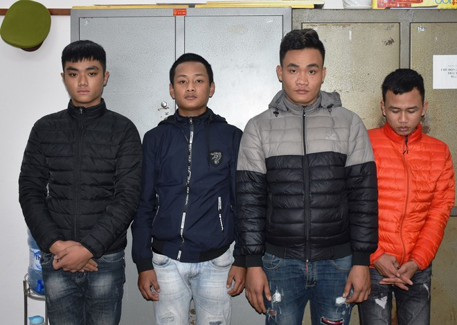 4 nghi phạm trộm xe máy liên tỉnh tại cơ quan điều tra. ẢNH: PHAN THANH HỒNG