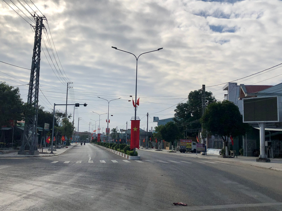 Trên các tuyến đường nội thị thị trấn Phú Túc được trang trí cờ, hoa chuẩn bị đón Tết Nguyên đán