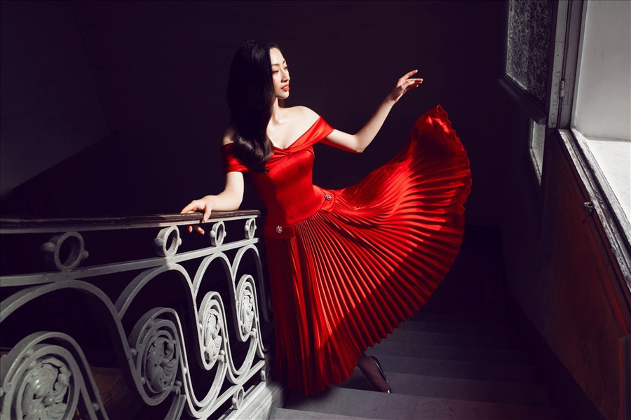 Ở tuổi 21, Lương Thùy Linh đang là hình mẫu trẻ được nhiều cô gái yêu thích. Ảnh: NSCC.