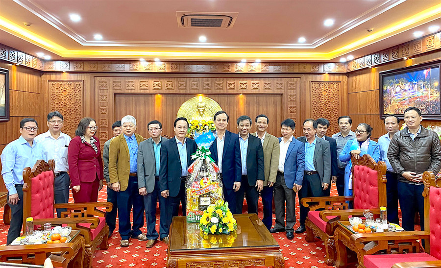 Đoàn công tác của Tập đoàn Công nghiệp Cao su Việt Nam tặng quà chúc Tết cho Tỉnh ủy Gia Lai. Ảnh: Hồng Thi