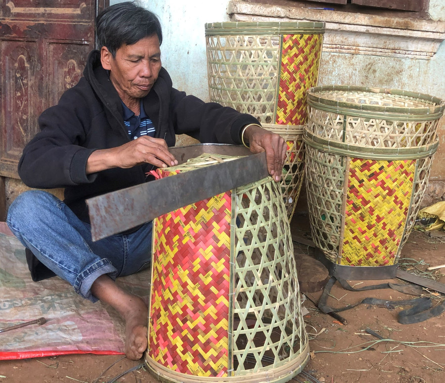 Thay vì đan gùi, thời gian gần, đây ông Ưnh chuyển sang đan rọ để đáp ứng nhu cầu của người dân trong làng. Ảnh: Phương Dung thay vì đan gùi thời gian gần đây ông Ưnh chuyển sang đan rọ để đáp ứng nhu cầu của người dân trong làng