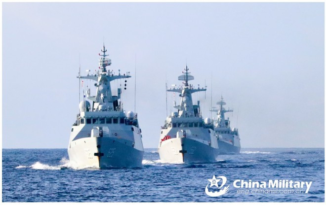 Các tàu hộ vệ của Trung Quốc tập trận ở Biển Đông ngày 4.1 - Ảnh chụp màn hình Chinamil.com.cn