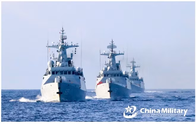 Các tàu hộ vệ của Trung Quốc tập trận ở Biển Đông ngày 4.1 - Ảnh chụp màn hình Chinamil.com.cn