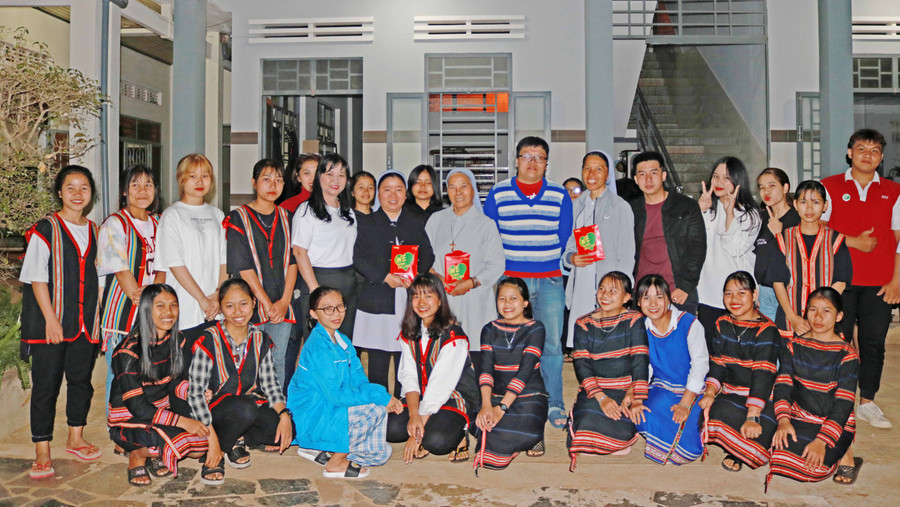 Đoàn thiện nguyện chụp hình lưu niệm. Ảnh: Nguyễn Hương