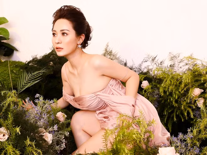 Ánh Linh (tên thật Phạm Hoài Linh) là cô kế toán có cuộc sống êm đềm ở Tuyên Quang. Bố mẹ người đẹp mong muốn con gái lấy chồng sinh con, có cuộc sống ổn định ở quê nhưng với đam mê âm nhạc quá lớn, cô lén gia đình thi Solo cùng bolero 2015. Trong một lần được đi diễn, người đẹp may mắn được gặp gỡ nghệ sĩ Hoài Linh. 