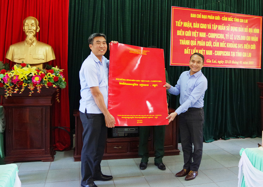 Ông Vũ Mạnh Định-Chủ tịch UBND huyện Đức Cơ tiếp nhận bản đồ. Ảnh: Vĩnh Hoàng