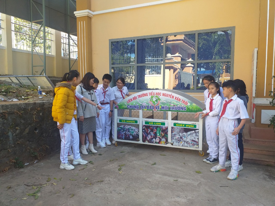 Thùng rác 3 ngăn giúp học sinh Trường Tiểu học Nguyễn Văn Trỗi biết phân loại rác thải để hạn chế rác thải xả ra môi trươngd