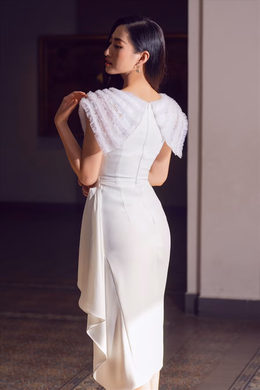 Trong một thiết kế khác, người đẹp mang đến sự cuốn hút và nét đẹp cổ điển như một cô nàng Pháp sành điệu, tinh tế.