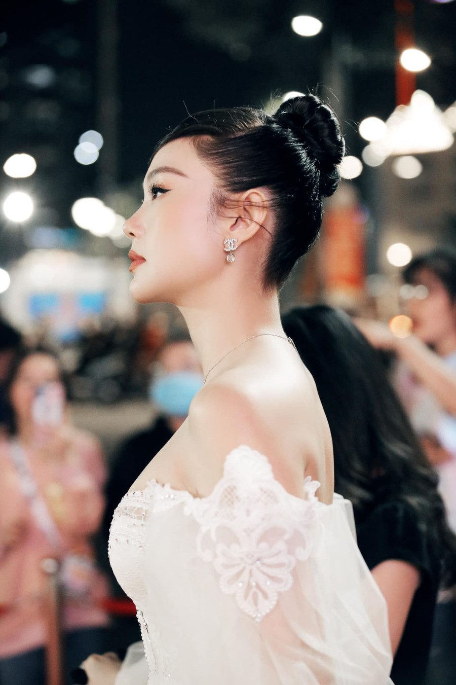 Minh Hằng tự tin khoe dáng trước ống kính và được fan ngợi nhan sắc ngày càng thăng hạng.