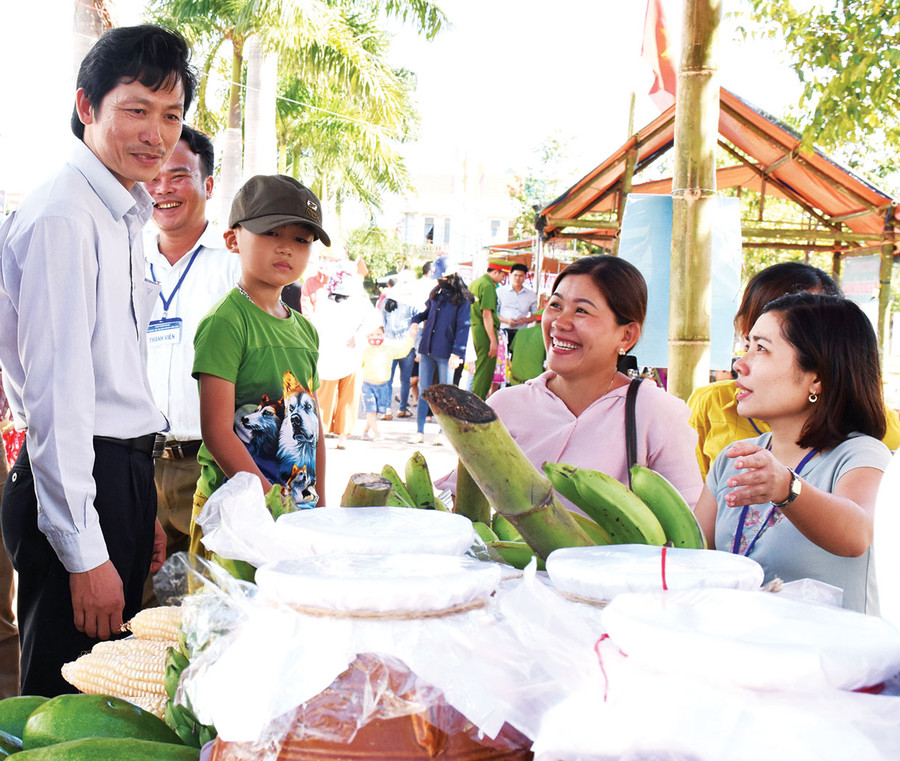 Các gian hàng trưng bày sản phẩm cây ăn quả đặc trưng của địa phương tại Ngày hội du lịch Kbang. Ảnh: Minh Nguyễn