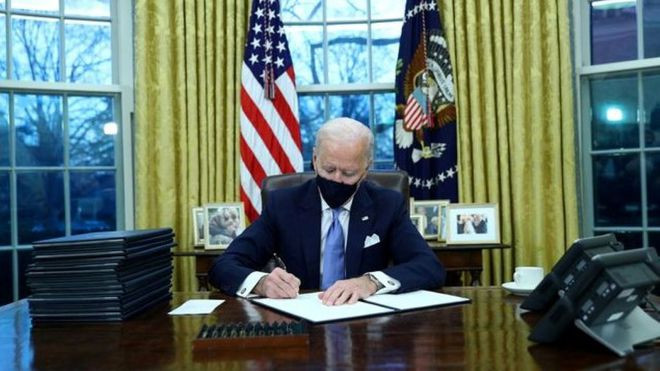 Ông Joe Biden ký sắc lệnh sau khi trở thành Tổng thống thứ 46 của Mỹ ẢNH REUTERS