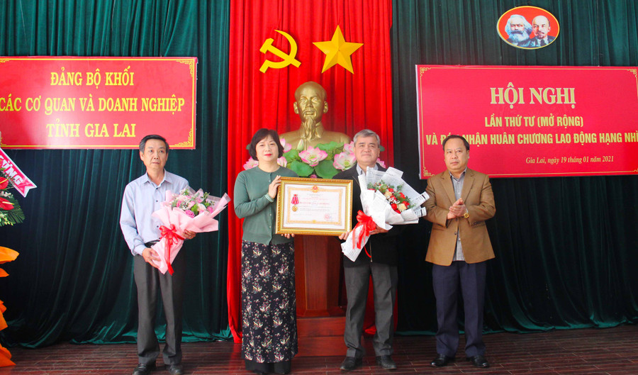 Thừa ủy quyền của Chủ tịch nước, Phó Bí thư Thường trực Tỉnh ủy trao Huân chương Lao động hạng nhì cho Đảng bộ Khối Các cơ quan và doanh nghiệp tỉnh. Ảnh: Anh Huy