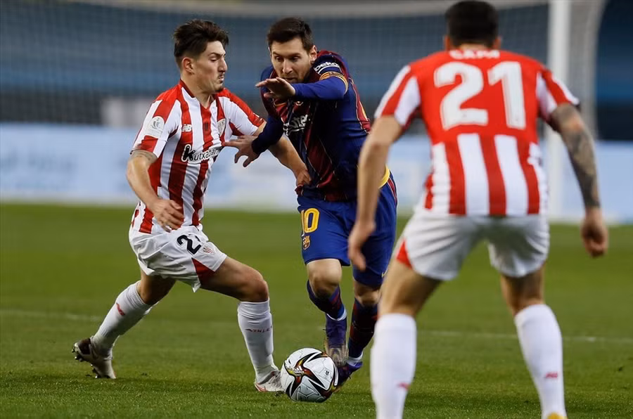 Messi bị đối thủ vây rất chặt và gây ức chế, dẫn đến thẻ đỏ ở cuối trận. Ảnh: AFP