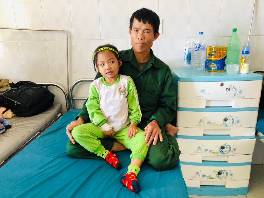 18-1 Ông Lương Văn Dữa (làng Toác, xã Kon Chiêng, huyện Mang Yang) đang chăm sóc cho cháu nội Lương Bảo Trâm bị bệnh Thalassemia tại Bệnh viện Nhi tỉnh. Ảnh P.L JPG