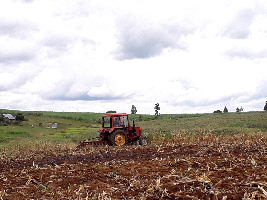 Nông dân Krông Pa làm đất chuẩn bị sản xuất vụ Đông Xuân. Ảnh: Lê Nam