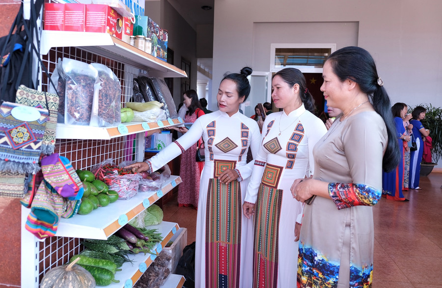 Hội LHPN huyện Chư Păh hỗ trợ phụ nữ khởi nghiệp thông qua trưng bày các sản phẩm. Ảnh: Minh Châu
