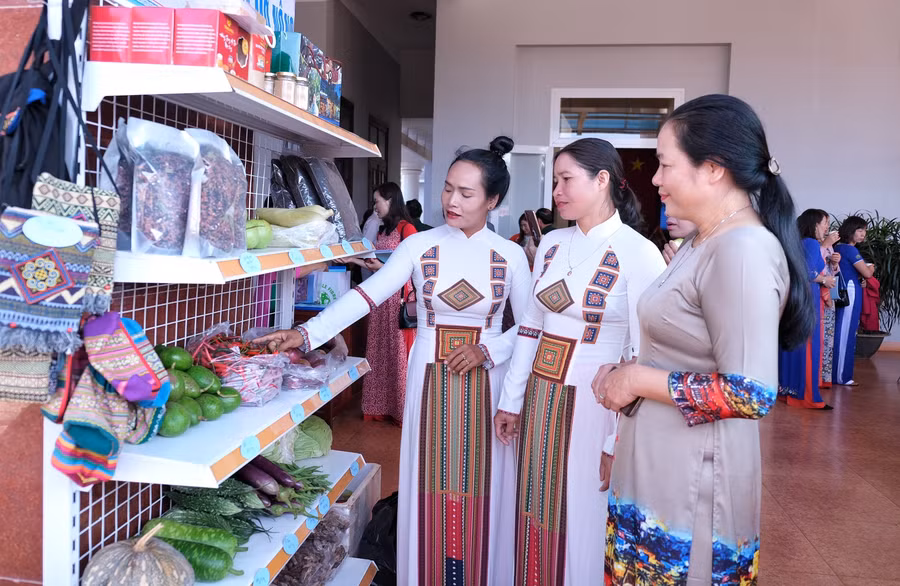 Hội LHPN huyện Chư Păh hỗ trợ phụ nữ khởi nghiệp thông qua trưng bày các sản phẩm. Ảnh: Minh Châu