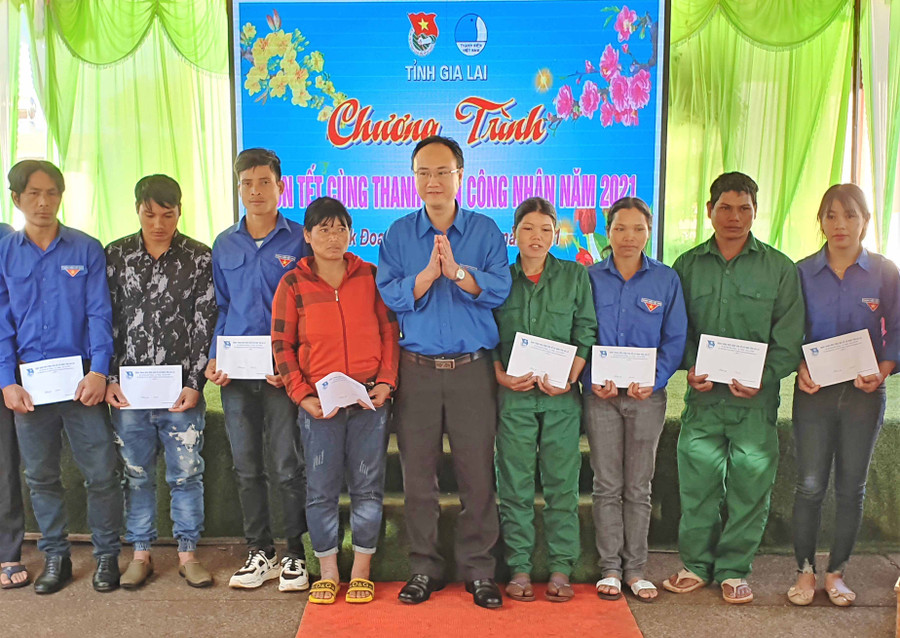 Anh Phan Hồ Giang - Phó BT tỉnh đoàn trao quà cho các công nhân khó khăn