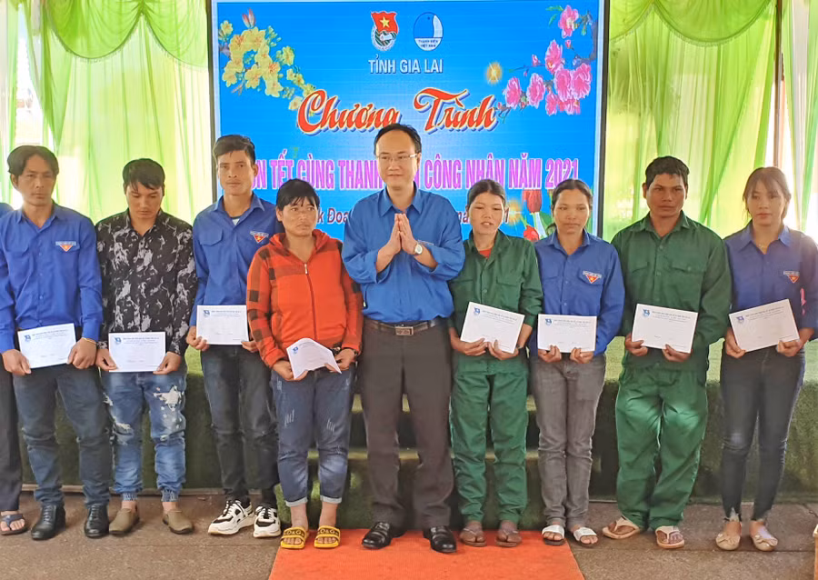 Anh Phan Hồ Giang - Phó BT tỉnh đoàn trao quà cho các công nhân khó khăn