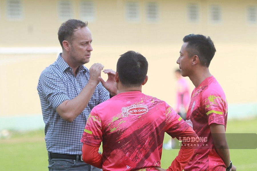 Huấn luyện viên Alexandre Polking còn rất nhiều việc phải làm cho TPHCM trước thềm V.League 2021. Ảnh: Thanh Vũ. Huấn luyện viên Alexandre Polking còn rất nhiều việc phải làm cho TPHCM trước thềm V.League 2021. Ảnh: Thanh Vũ.