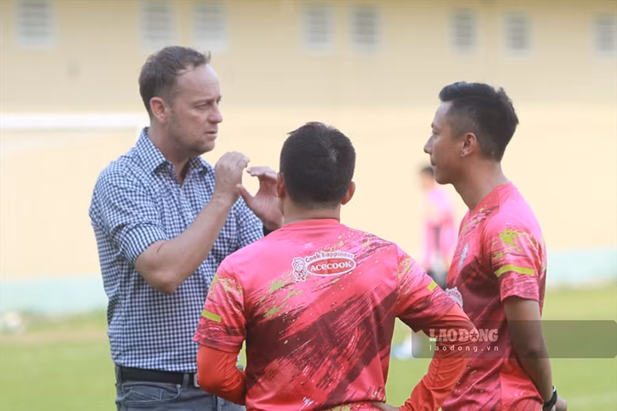 Huấn luyện viên Alexandre Polking còn rất nhiều việc phải làm cho TPHCM trước thềm V.League 2021. Ảnh: Thanh Vũ.