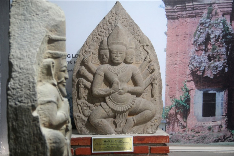 Theo đó, phù điêu Thần Brahma (thế kỷ XII – XIII) được công nhận Bảo vật Quốc gia năm 2016. Thần Brahma có chiều cao 128cm, rộng 88cm, dày 23cm. Bức phù điêu này được tìm thấy trong cuộc khai quật tại tháp Dương Long năm 1984. Phù điêu đã được đưa đi trưng bày tại Áo và Bỉ năm 2003. Ảnh: N.T