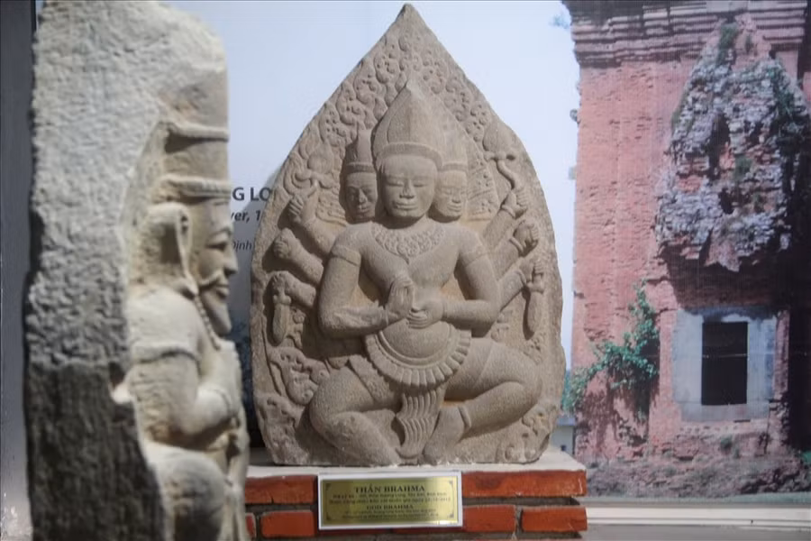 Theo đó, phù điêu Thần Brahma (thế kỷ XII – XIII) được công nhận Bảo vật Quốc gia năm 2016. Thần Brahma có chiều cao 128cm, rộng 88cm, dày 23cm. Bức phù điêu này được tìm thấy trong cuộc khai quật tại tháp Dương Long năm 1984. Phù điêu đã được đưa đi trưng bày tại Áo và Bỉ năm 2003. Ảnh: N.T